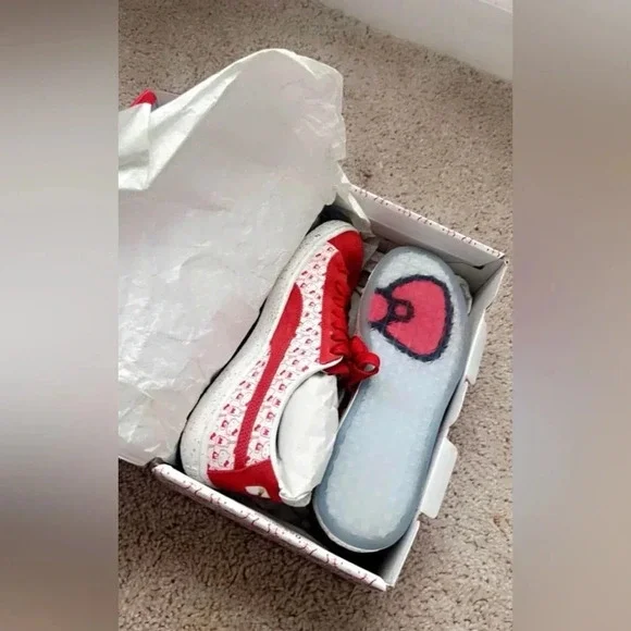 Puma Suede Classic X Hello Kitty NEW In box - Picture 1 of 5